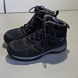 Aggressor black size 8 hiking boots